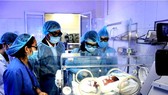 Health Minister Tien visits the section for taking care of premature babies in Bac Ninh hospital (Photo: SGGP)