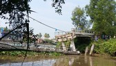 Bridge collapses in Tien Giang following barge collision