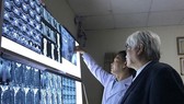 Dr. Vo Ngoc Thien An of the Hospital for Traumatology and Orthopaedics and Dr Vo Van Thanh, a consultant at HCM City’s Trung Vuong Hospital, discuss spinal cord dysfunction (Source: VNA)