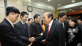Deputy Prime Minister Truong Hoa Binh (R) meets with doctors of the National Hospital of Odonto-Stomatology on February 23 (Photo: VNA)