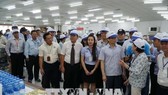 Deputy PM Vu Duc Dam (second right) is examining food safety at a workers' canteen in the Tan Thuan Processing Zone in HCM City’s District 7 (Photo: VNA)