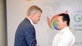 Vietnamese Environment Minister Tran Hogn Ha ( R) shakes hand with UN Environment Chief Erik Solheim (Photo: SGGP)