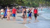 Foreign tourists on Sao Beach of Phu Quoc Island (Photo: VNA)