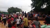 Villagers are evacuated after the Xe Pian-Xe Nam Noy hydro-power dam collapsed in Attapeu province, Laos. (Photo: KPL/VNA)