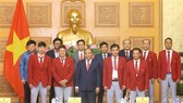Prime Minister Nguyen Xuan Phuc poses for a photo with Vietnam's sport delegation to ASIAD 2018 (Photo: VNA)