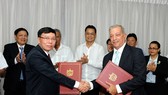 Representatives of the General Department of State Reserves of Vietnam and the Cuba Food Import-Export Corporation exchange the signed document on the handover of the 5,000 tonnes of rice (Photo: VNA)