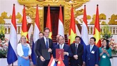 Prime Minister Nguyen Xuan Phuc (R) and Dutch PM Mark Rutte at the talks (Source: VNA)