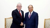 Prime Minister Nguyen Xuan Phuc (R) and Australian Ambassador Craig Chittick (Photo: VNA)