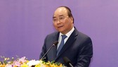 Prime Minister Nguyen Xuan Phuc in a group photo with participants at the forum (Photo: VNA)
