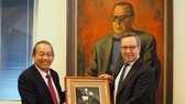 Permanent Deputy Prime Minister Truong Hoa Binh (L) and Acting Deputy PM of Finland Mika Lintila (Photo: VNA)