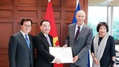 Minister Chu Ngoc Anh delivered necessary documents to join in Lahay Agreement to General Director of WIPO Francis Gurry
