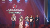 At the award-giving ceremony (Photo: SGGP)