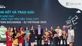 Three winning teachers are honored at a ceremony (Photo: SGGP)