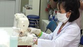 A medical worker of Tu Du Maternity Hospital’s testing faculty make cloth face masks (Photo: SGGP)