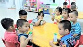 Preschoolers, primary students in HCMC enjoy milk from School Milk program