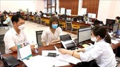 An official of Bac Ninh Province's public services centre provides instructions to citizens. (Photo: VNA)