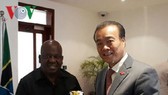 Vietnamese Ambassador Nguyen Kim Doanh (R) presents a gift to peaker of the National Assembly of Tanzania Job Yustino Ndugai. (Photo: VOV)