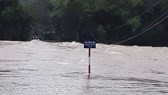 Floodwater rises and isolates thousands houses