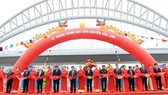 Inaugurate ceremony of bridge-over Nguyen Van Linh intersection project (Photo:VNA)