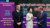 British Ambassador to Vietnam Gareth Ward (R) and Vietnamese actress Bao Thanh at the event (Photo: thanhnien.vn)