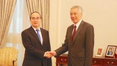 Singaporean Prime Minister Lee Hsien Loong shakes hands with Mr. Nguyen Thien Nhan, Secretary of Ho Chi Minh City Party Committee on August 16th, 2019. (Photo: SGGP/ Kieu Phong)