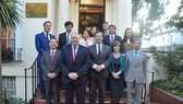 he Vietnamese delegation and UK officials (Photo: VNA)