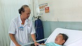 BS.CKII.Lê Hữu Phước đang thăm khám cho bệnh nhân