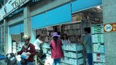 Khách hàng mua thuốc tại Trung tâm thương mại Dược phẩm và Trang thiết bị y tế số 134/1 Tô Hiến Thành (quận 10, TPHCM)