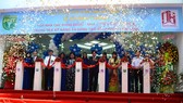 Các đại biểu cắt băng khánh thành tòa nhà