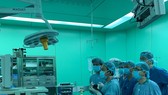 Các bác sĩ đang tiến hành mở cơ qua nội soi đường miệng cho bệnh nhân bị co thắt tâm vị