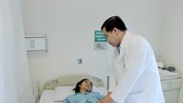Bác sĩ đang chăm sóc và điều trị cho bệnh nhân