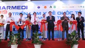 Các đại biểu cắt băng khai mạc
