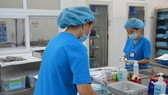Nhân viên kiểm soát nhiễm khuẩn các dụng cụ chuẩn bị phẫu thuật