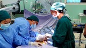 Các bác sĩ đang tiến hành cấy điện cực ốc tai cho bệnh nhi. Ảnh: BVCC