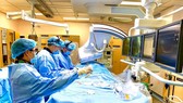 Các bác sĩ đang tiến hành can thiệp tim mạch cho bệnh nhân