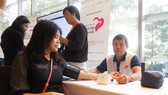 Người dân đo huyết áp tại hội nghị