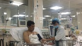 Bác sĩ đang thăm khám cho anh Nguyễn Văn Lâm