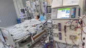 Với nguyên lý hoạt động tương tự như một máy tim phổi nhân tạo, ECMO sẽ giúp duy trì sự sống cho người bệnh, đồng thời tạo thời gian cho tim được nghỉ ngơi và hồi phục