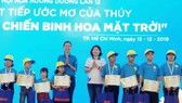 Ban tổ chức trao học bổng "Ước mơ của Thúy" cho bệnh nhi khỏi bệnh trở lại trường