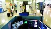 Máy kiểm dịch bên phải, một trong hai máy được đặt trước lối vào làm thủ tục nhập cảnh tại Sân bay Tân Sơn Nhất. Ảnh: HOÀNG HÙNG
