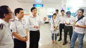 Ông Nguyễn Hữu Hưng, Phó Giám đốc Sở Y tế TPHCM kiểm tra công tác phòng chống dịch do virus Corona gây ra tại Sân bay quốc tế Tân Sơn Nhất. Ảnh: HOÀNG HÙNG
