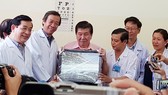 Bác sĩ Nguyễn Văn Vĩnh Châu, Giám đốc Bệnh viện Bệnh Nhiệt đới tặng bệnh nhân H. bức hình lưu niệm