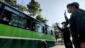Các chiến sĩ Sư đoàn 317 chia tay các trường hợp hoàn thành 14 ngày cách ly. Ảnh: HOÀNG HÙNG