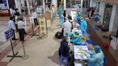 Nhân viên y tế lấy mẫu xét nghiệm tại Ga Sài Gòn vào sáng 11-4