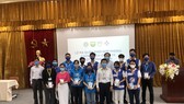 PGS-TS-BS Nguyễn Thanh Hiệp cùng các giảng viên, sinh viên Trường Đại học Y khoa Phạm Ngọc Thạch tại lễ ra quân