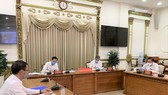 Đồng chí Lê Thanh Liêm, Phó Chủ tịch Thường trực UBND TP và đồng chí Ngô Minh Châu, Phó Chủ tịch UBND TP chủ trì giao ban trực tuyến. Ảnh: TTBC
