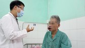 Bác sĩ đang thăm khám cho bệnh nhân