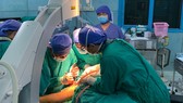 Sau phẫu thuật, 2 bé trong vụ cây phượng ngã đè đã tỉnh và ăn uống lại được