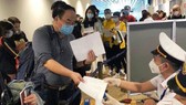 Người nước ngoài khai báo y tế tại cảng hàng không Tân Sơn Nhất