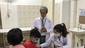 Các bác sĩ đang thăm khám cho bệnh nhi